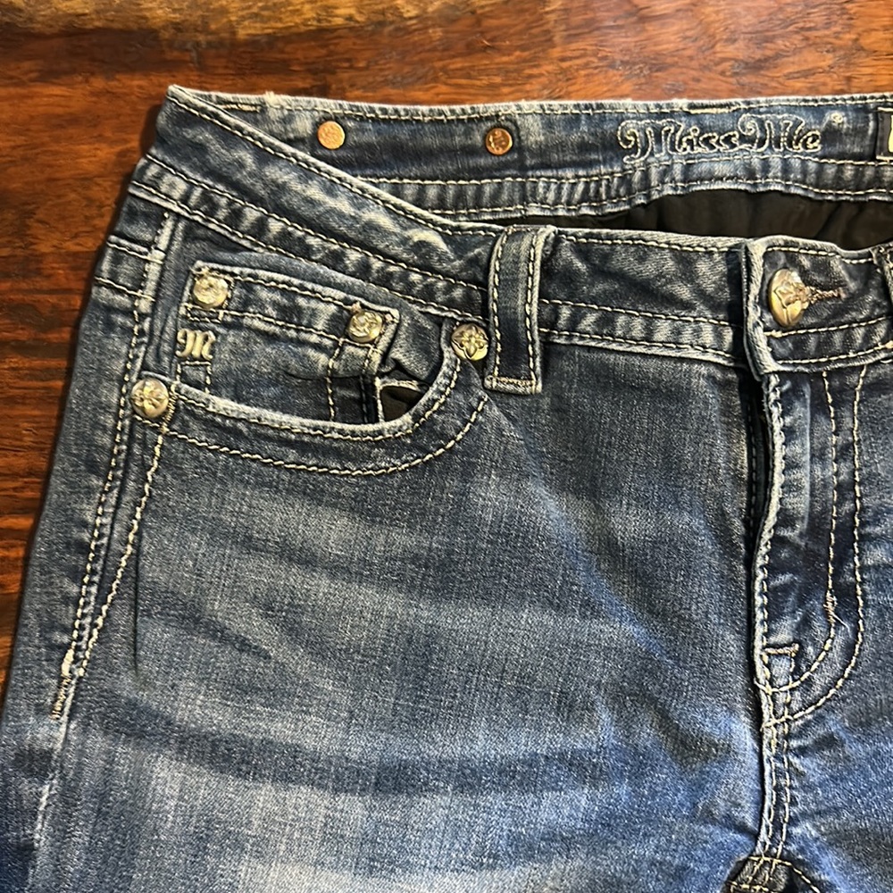 Miss me Jeans in a light denim all rhinestones in tact. A size 29 - Picture 3 of 7